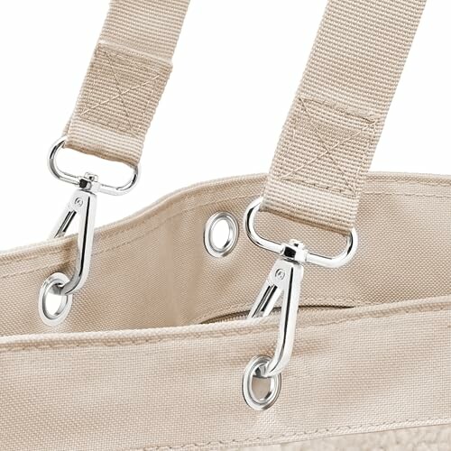 Sangles de sac en toile beige avec crochets métalliques.