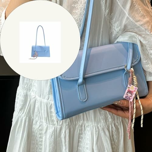 Femme tenant un sac bleu avec un porte-clés coloré.