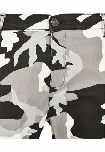 Gros plan sur un pantalon camouflage noir, blanc et gris.