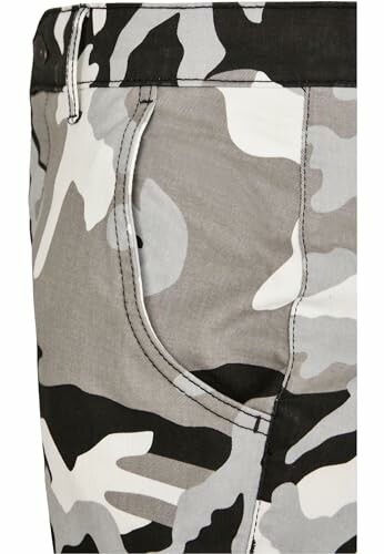 Pantalon à motif camouflage gris.