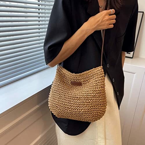 Femme portant un sac en paille